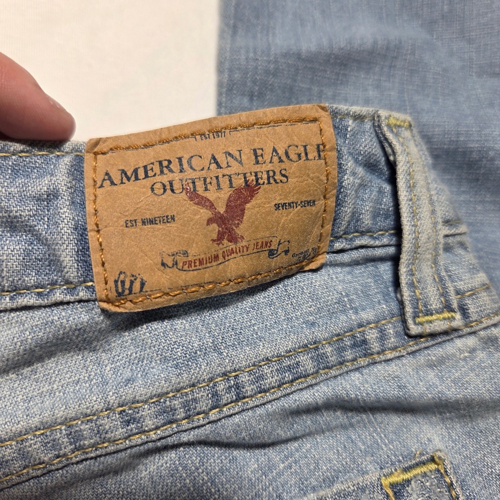 American Eagle Boyfriend Jeans Light Wash Distressed Denim Size 8 Classic Fit - Picture 8 of 8